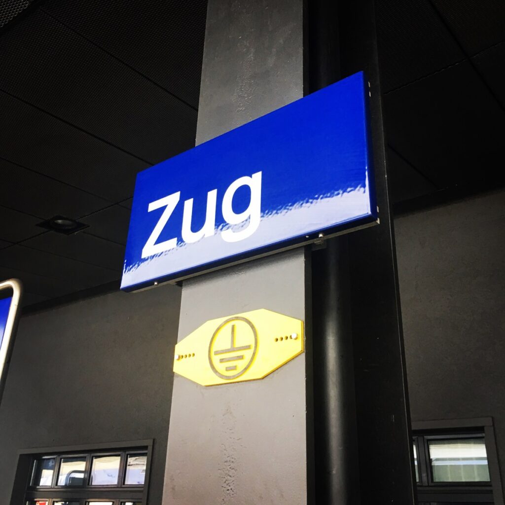スイス・ツーク駅の駅名標。2017年9月2日撮影